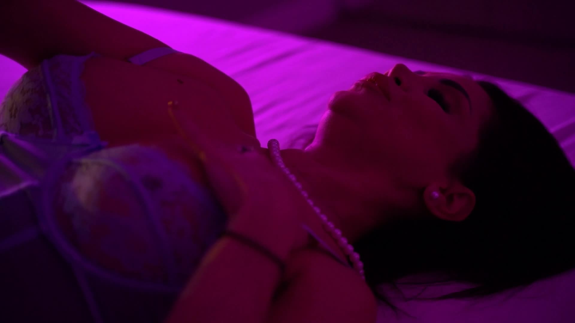 Image 45 of ElianaCarrill, female webcam model, 40 years old, on live webcam