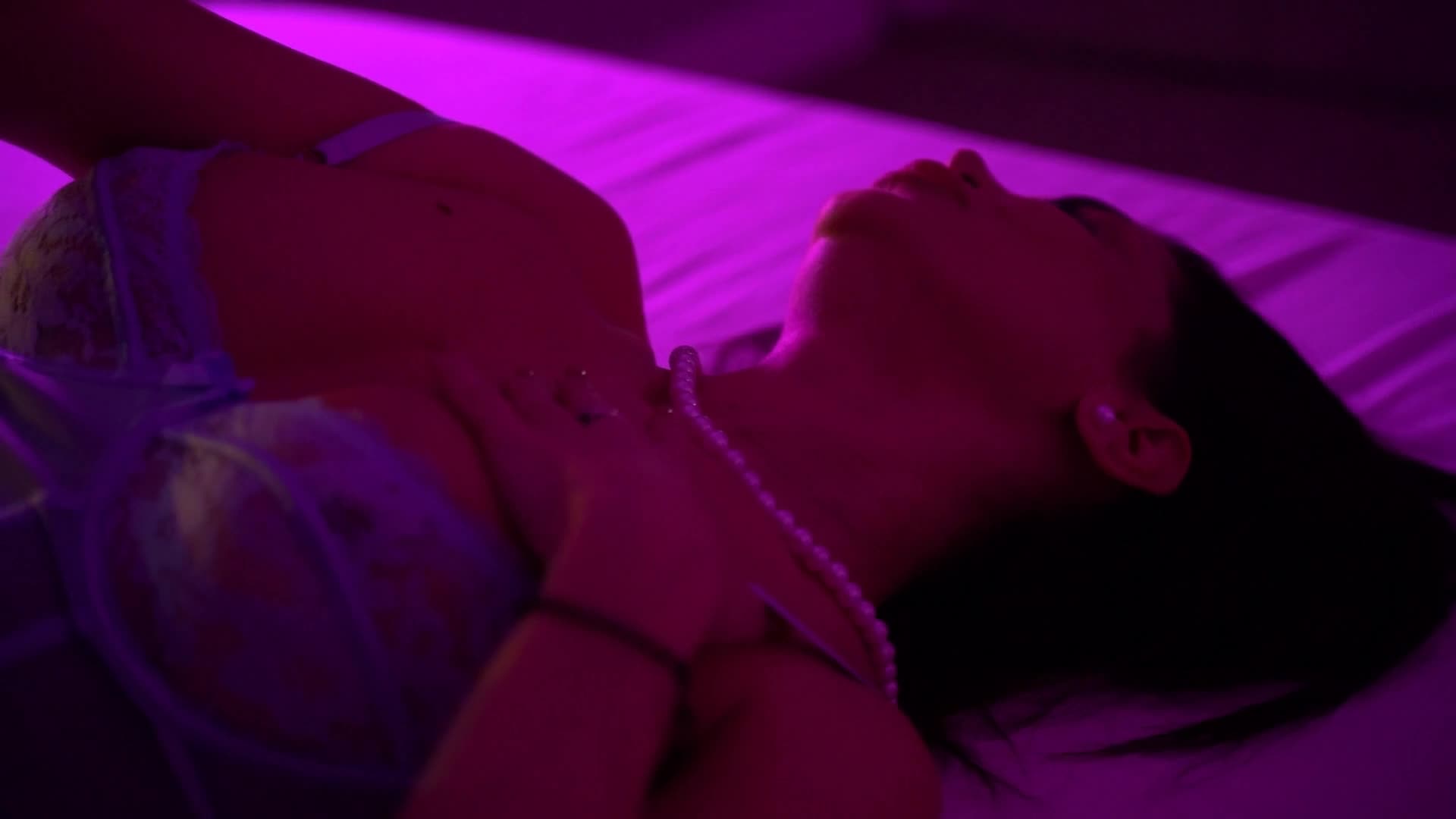 Image 56 of ElianaCarrill, female webcam model, 40 years old, on live webcam