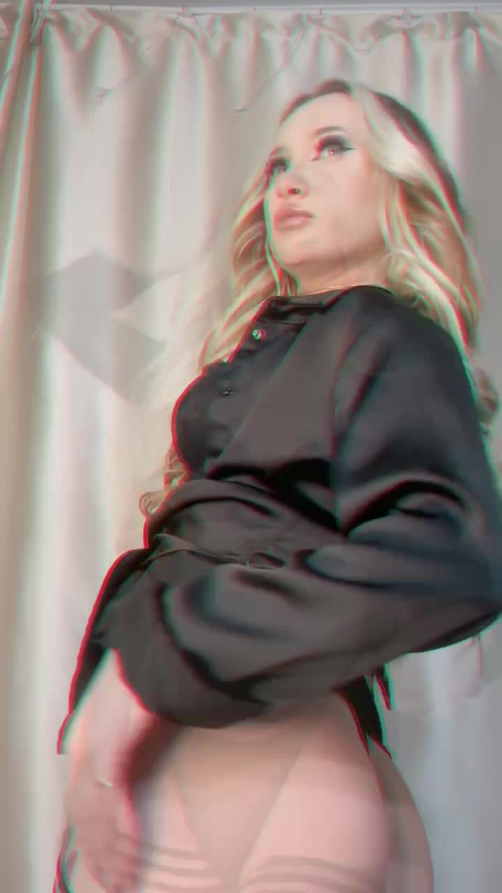 Image 7 of -Bombshell-, female webcam model, 25 years old, on live webcam