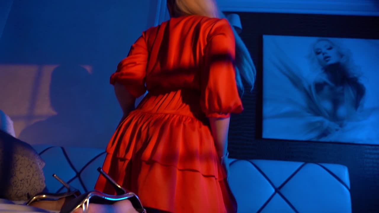 Image 21 of MiaMckenna, female webcam model, 29 years old, on live webcam