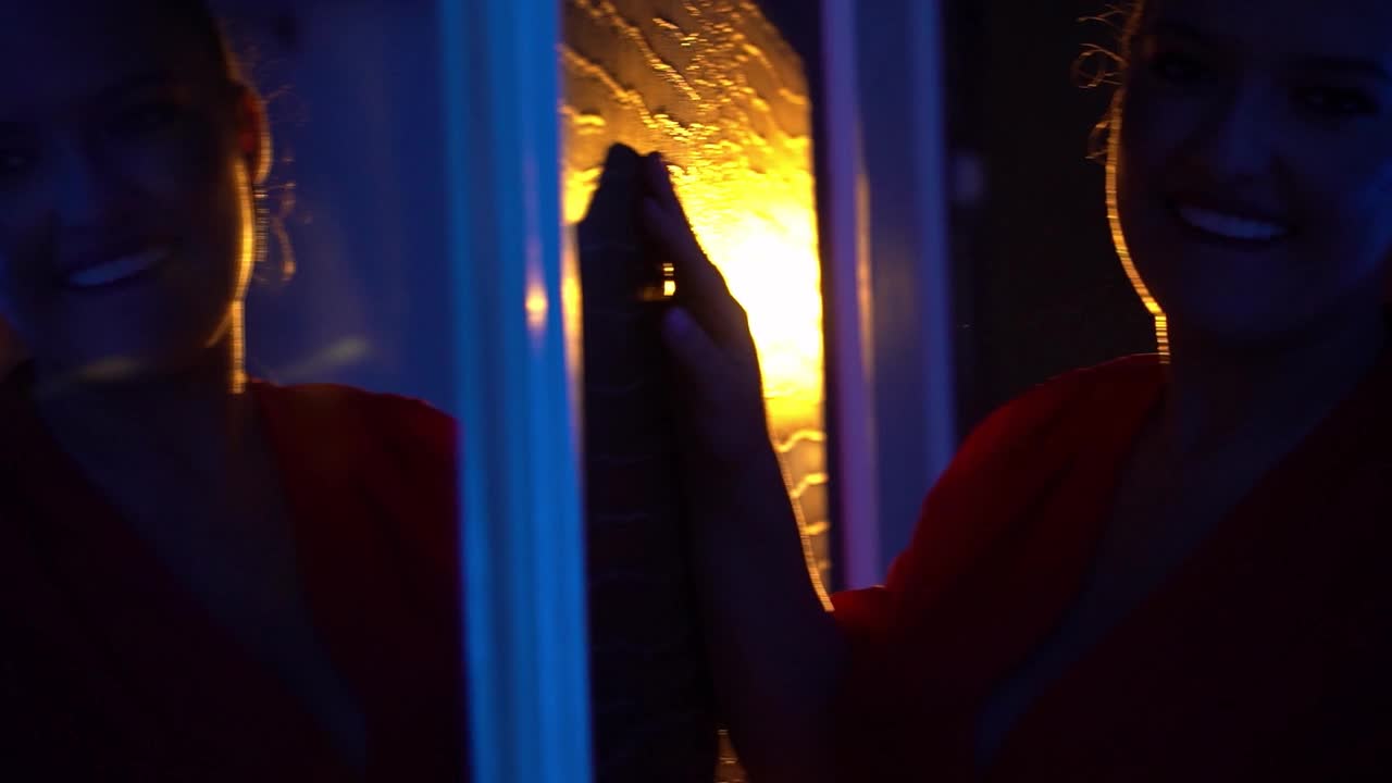 Image 25 of MiaMckenna, female webcam model, 29 years old, on live webcam