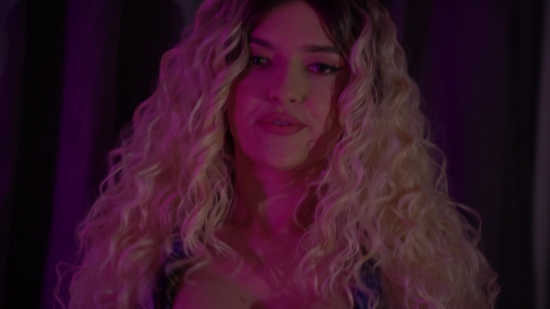 Image 83 of MiaMckenna, female webcam model, 29 years old, on live webcam