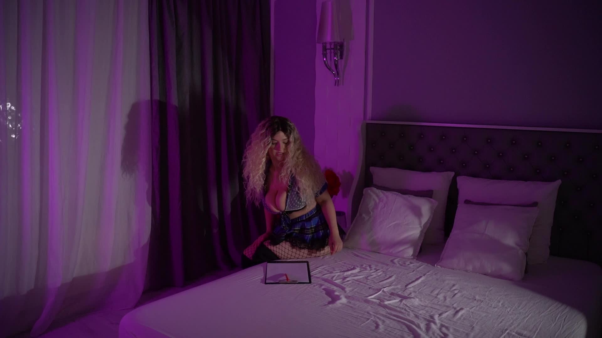 Image 84 of MiaMckenna, female webcam model, 29 years old, on live webcam