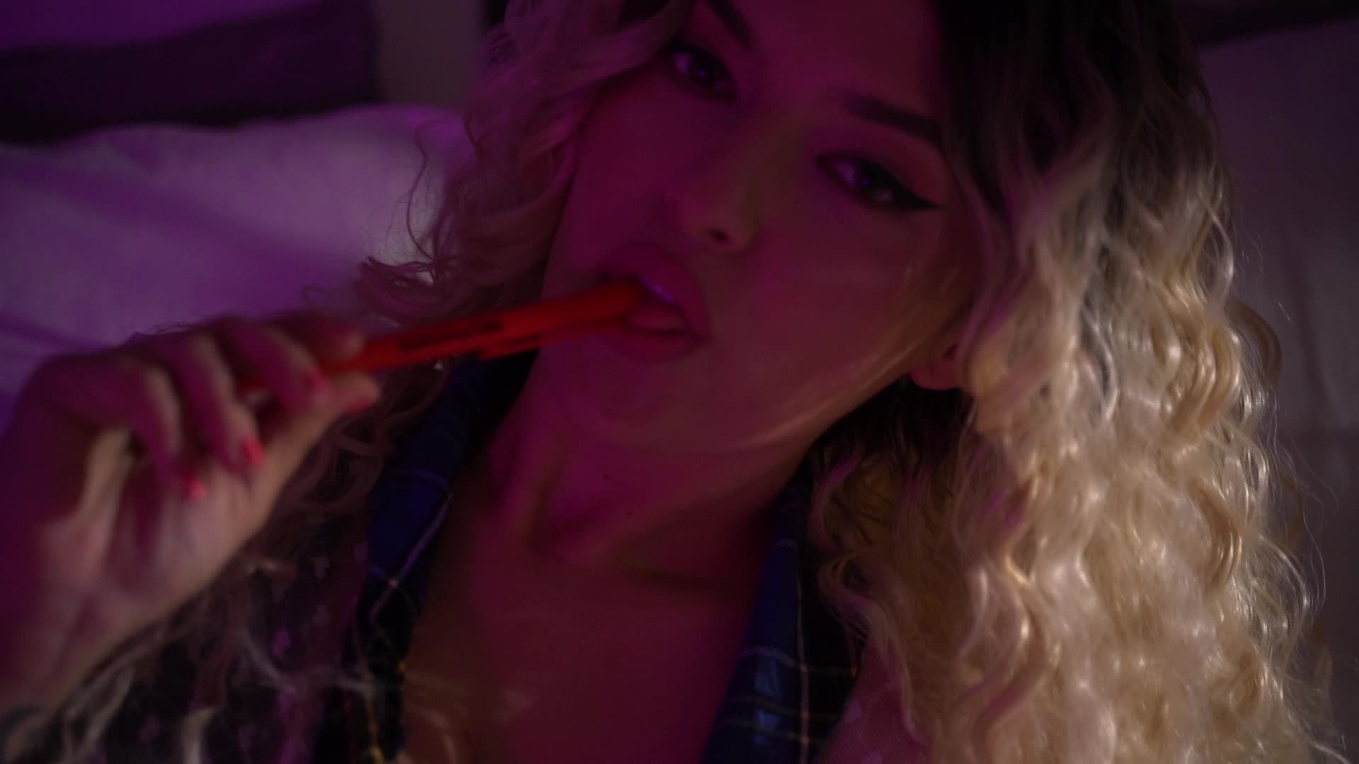 Image 86 of MiaMckenna, female webcam model, 29 years old, on live webcam