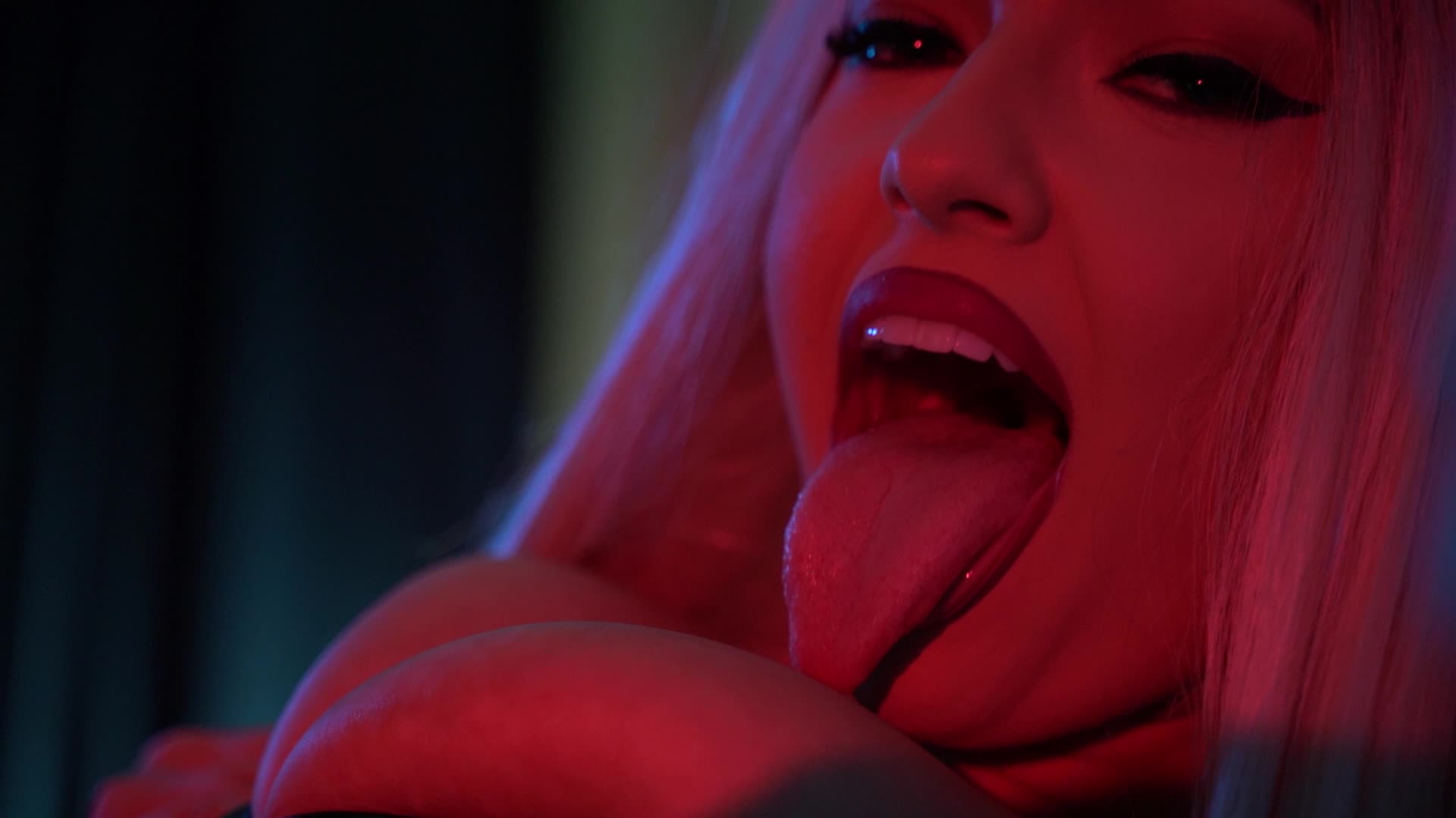 Image 110 of MiaMckenna, female webcam model, 29 years old, on live webcam