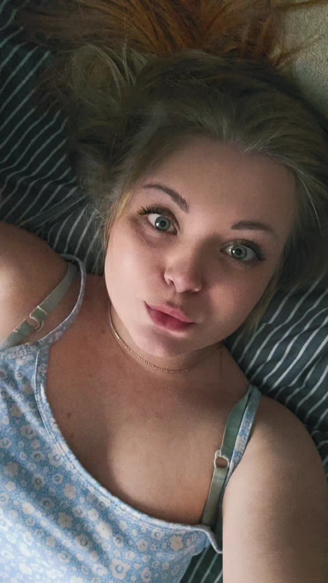 Image 12 of leila17, female webcam model, 21 years old, on live webcam