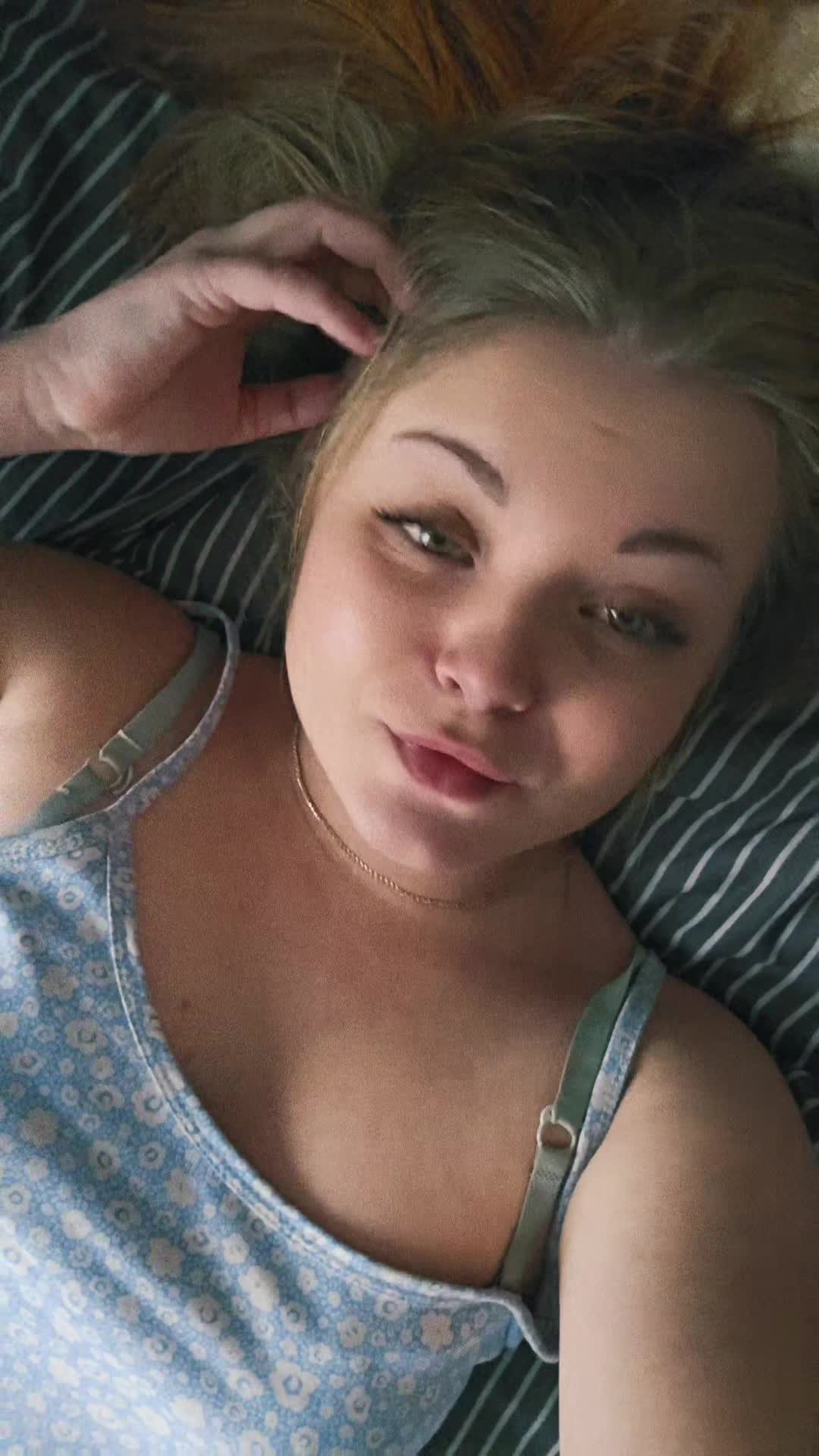 Image 14 of leila17, female webcam model, 21 years old, on live webcam