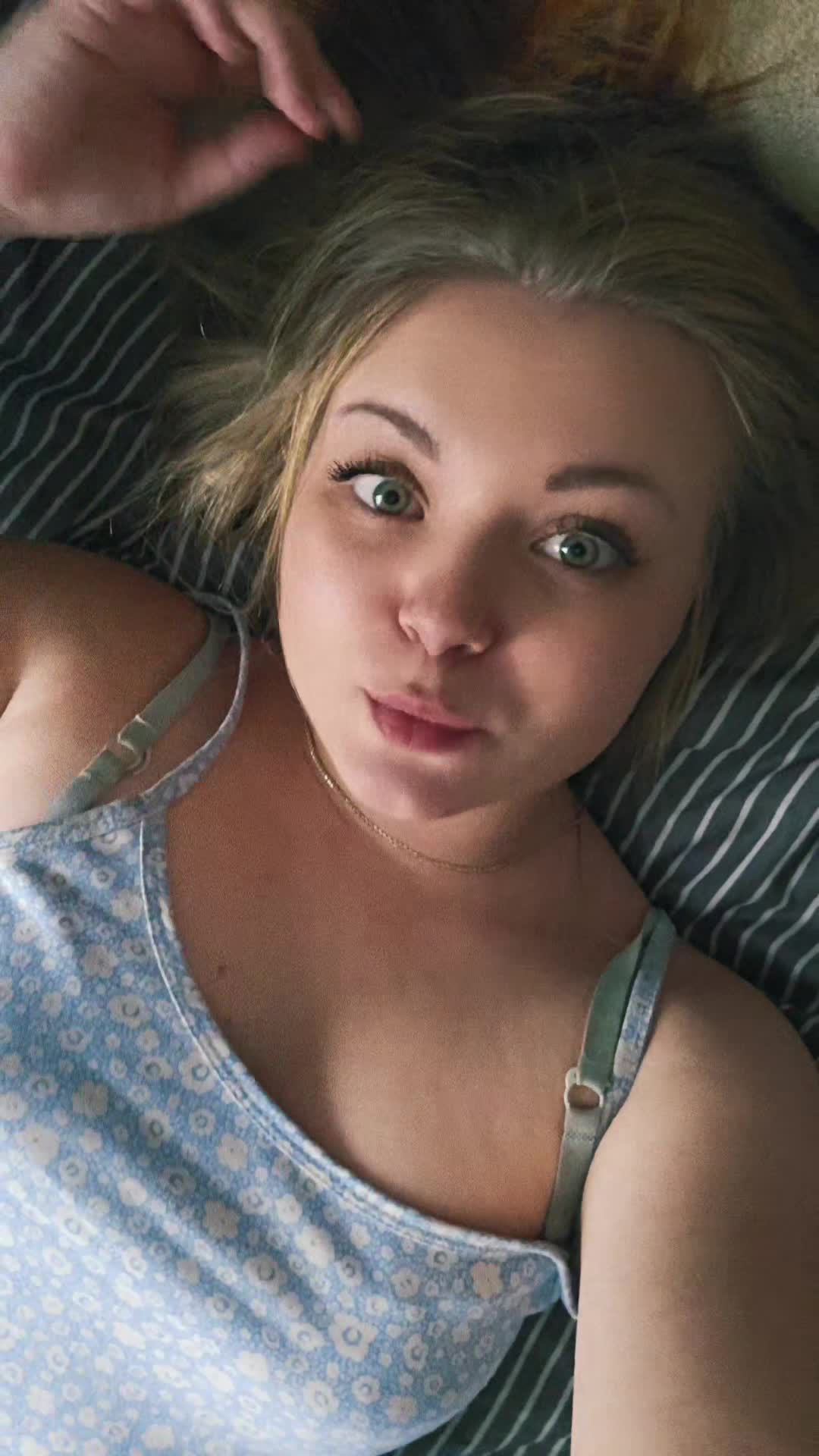 Image 15 of leila17, female webcam model, 21 years old, on live webcam