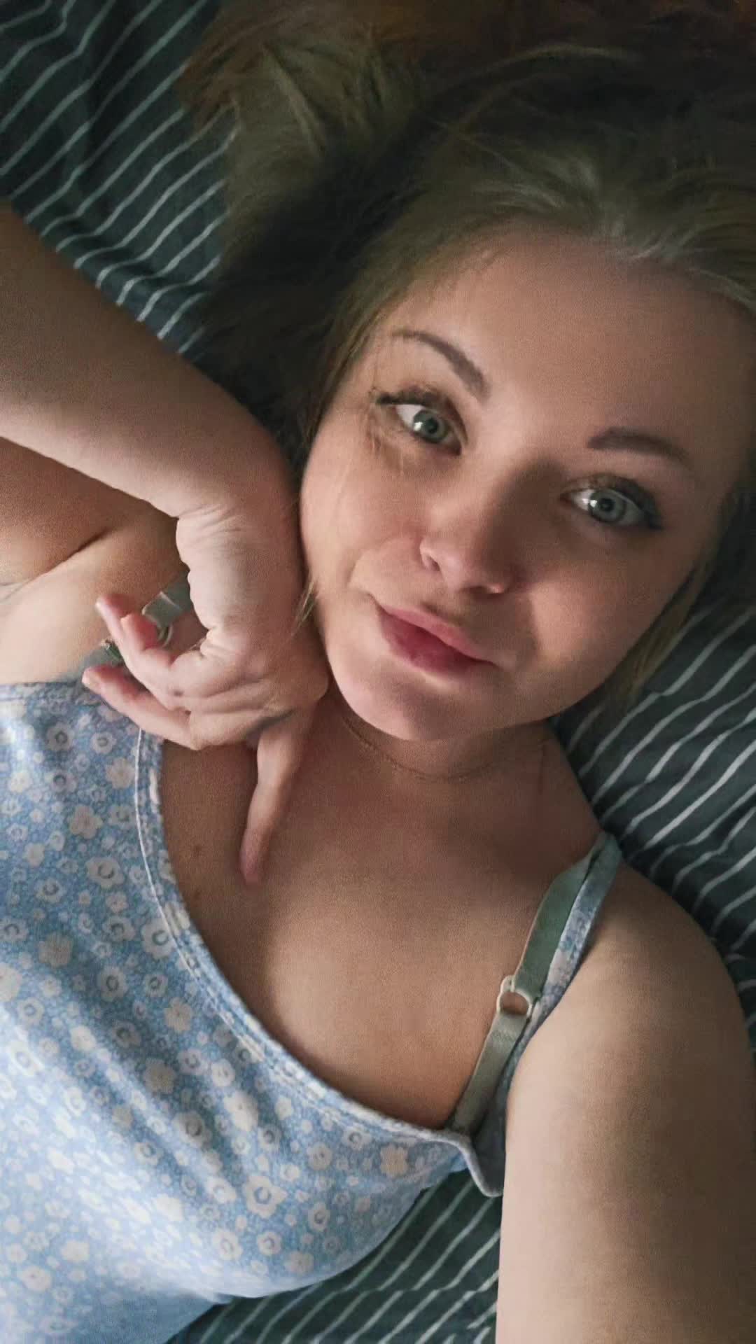 Image 16 of leila17, female webcam model, 21 years old, on live webcam