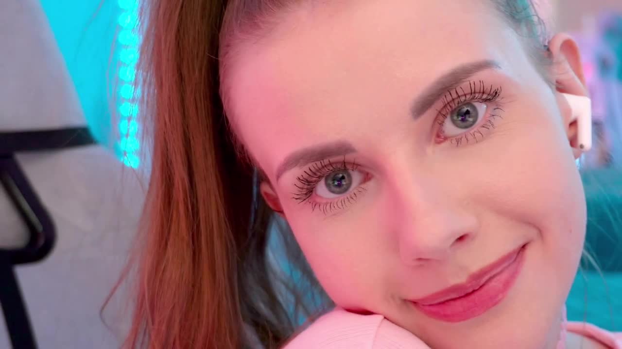 Image 4 of -VikkiL0vesCheese-, female webcam model, 28 years old, on live webcam