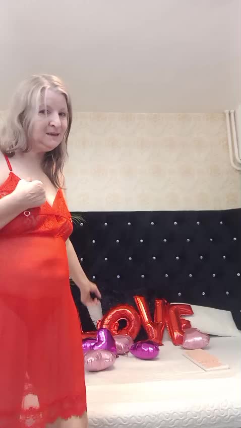Image 4 of Lillyhott, female webcam model, 50 years old, on live webcam