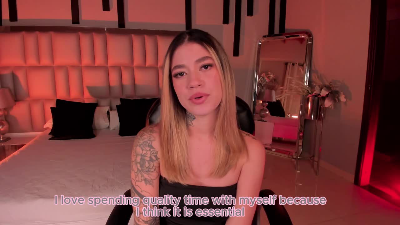 Image 3 of ViolettHansson, female webcam model, 25 years old, on live webcam