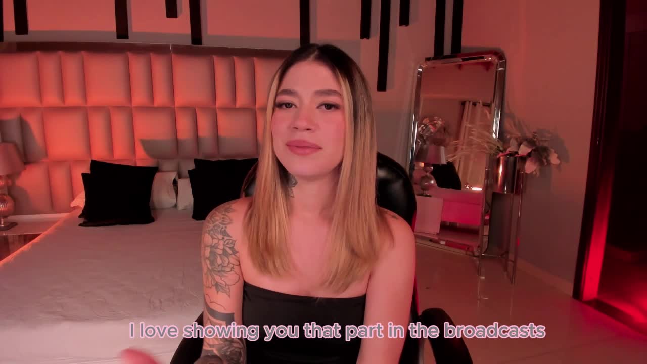 Image 4 of ViolettHansson, female webcam model, 25 years old, on live webcam