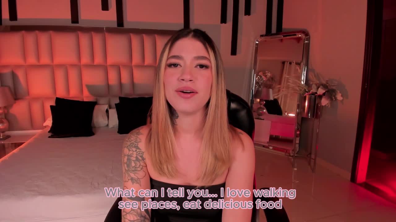 Image 5 of ViolettHansson, female webcam model, 25 years old, on live webcam