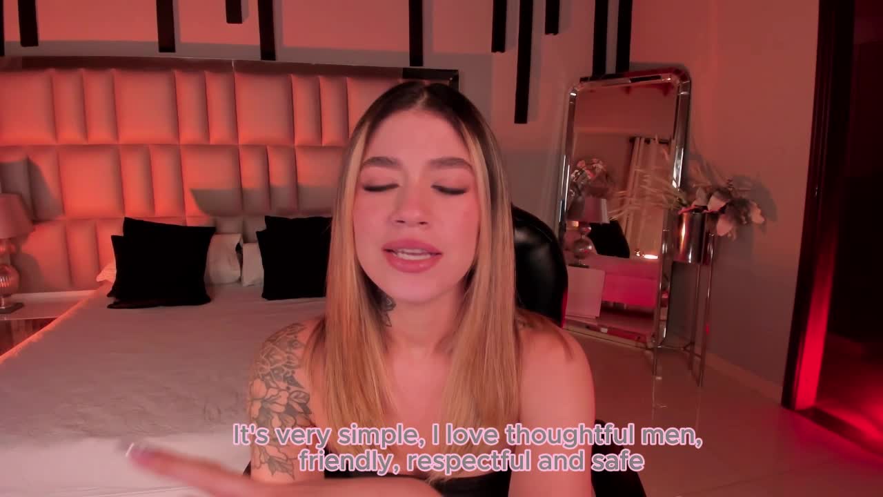 Image 9 of ViolettHansson, female webcam model, 25 years old, on live webcam