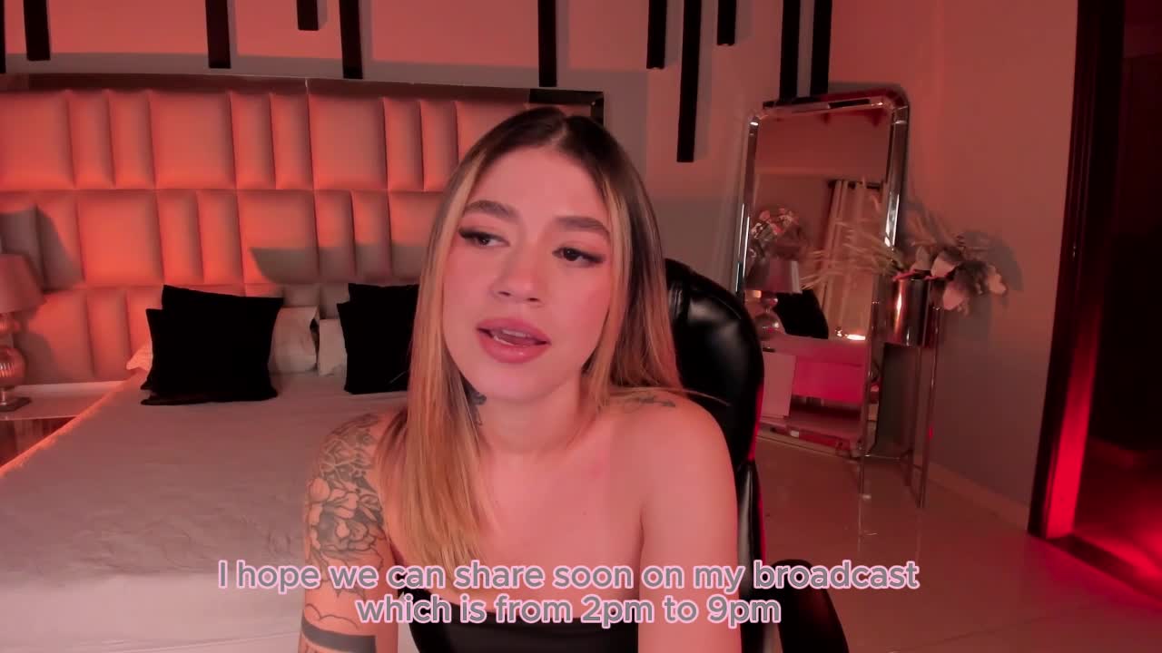 Image 10 of ViolettHansson, female webcam model, 25 years old, on live webcam