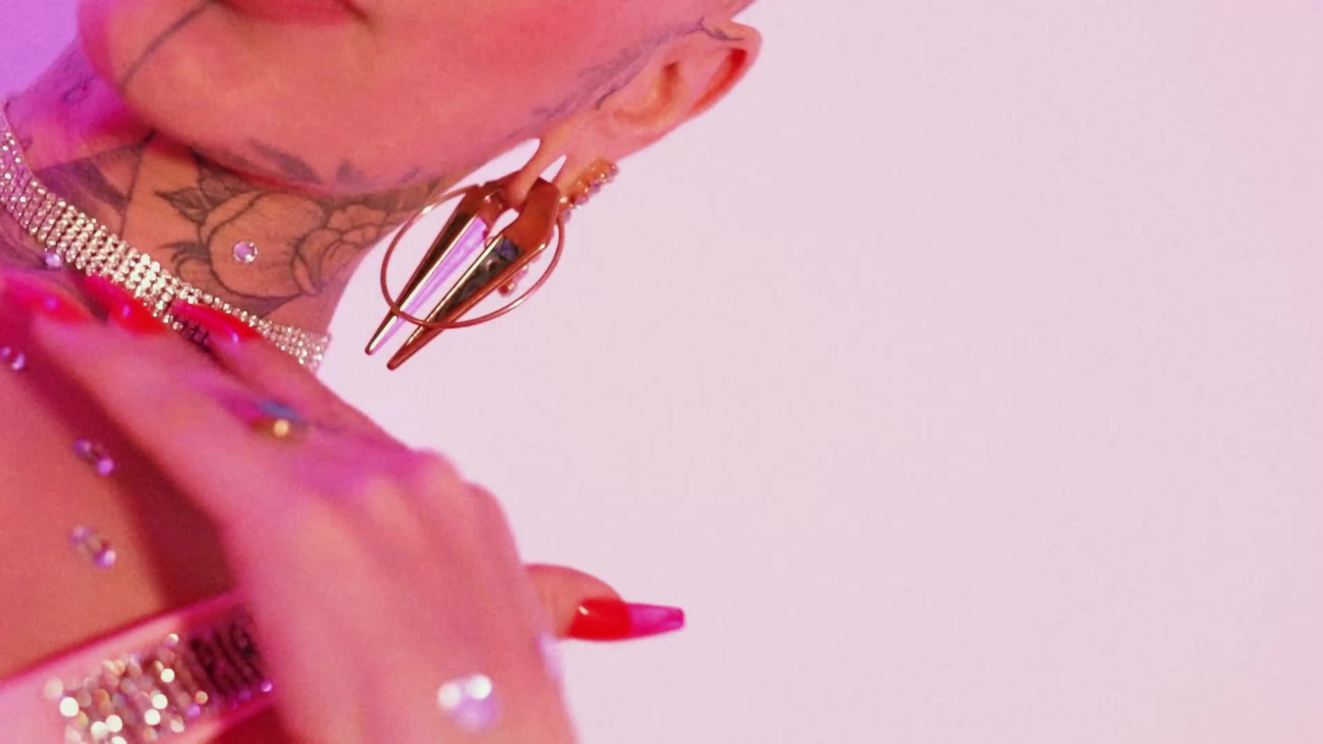 Lemme show you all my sexy movements. I wanna tempt you until make you sin with every edge of my body.. I do wanna feel your hands taking every curve of me &mdash; clip by GinebraFox