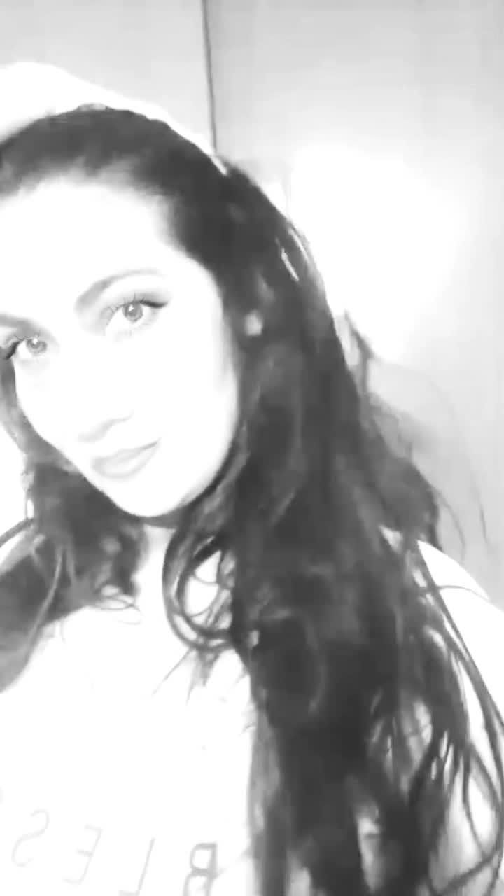 Image 3 of IMENET, female webcam model, 35 years old, on live webcam