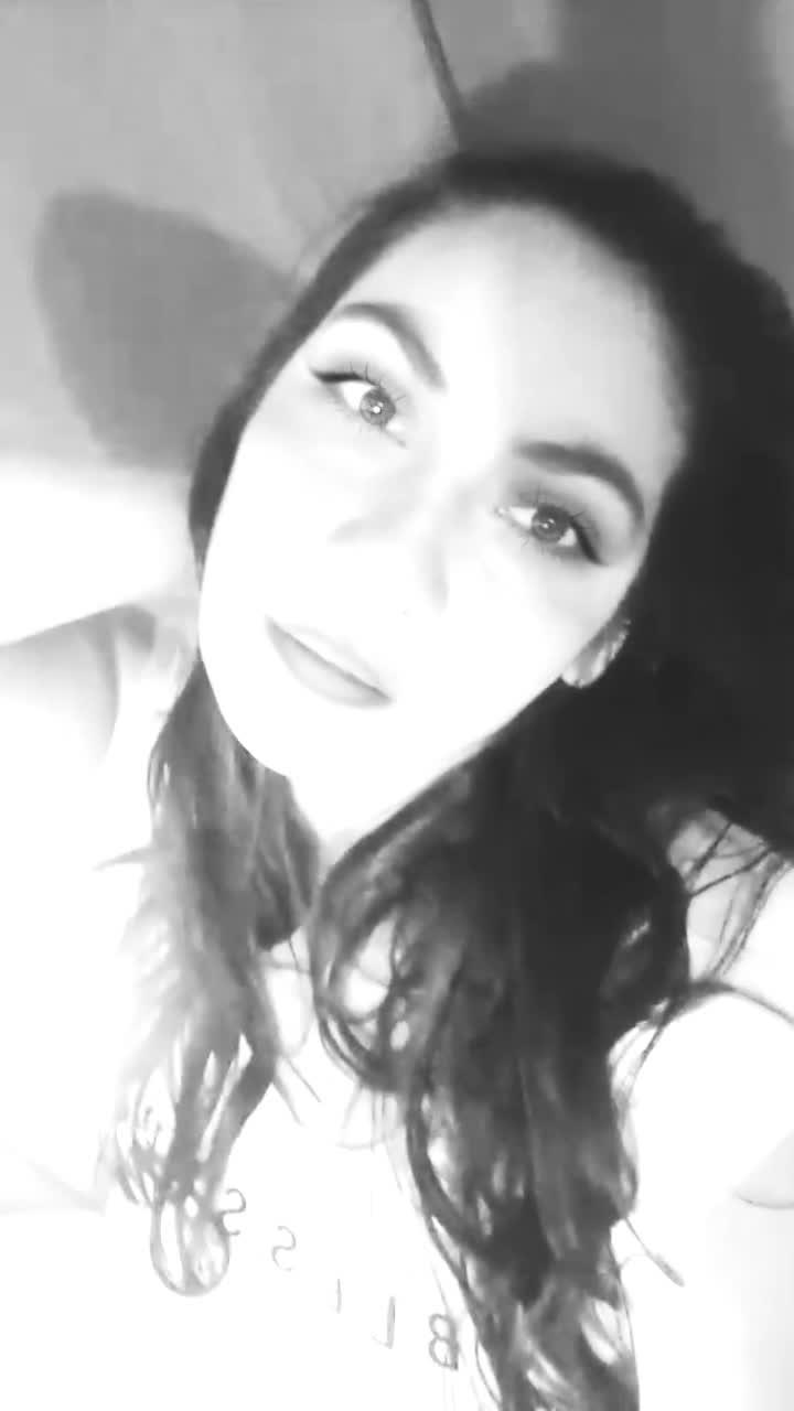 Image 5 of IMENET, female webcam model, 35 years old, on live webcam