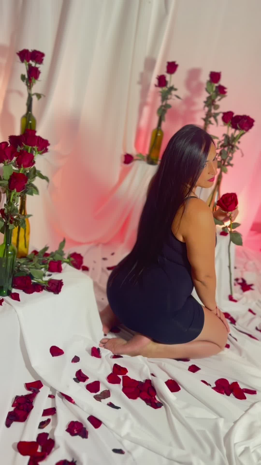 Image 3 of LucineArias, female webcam model, 30 years old, on live webcam