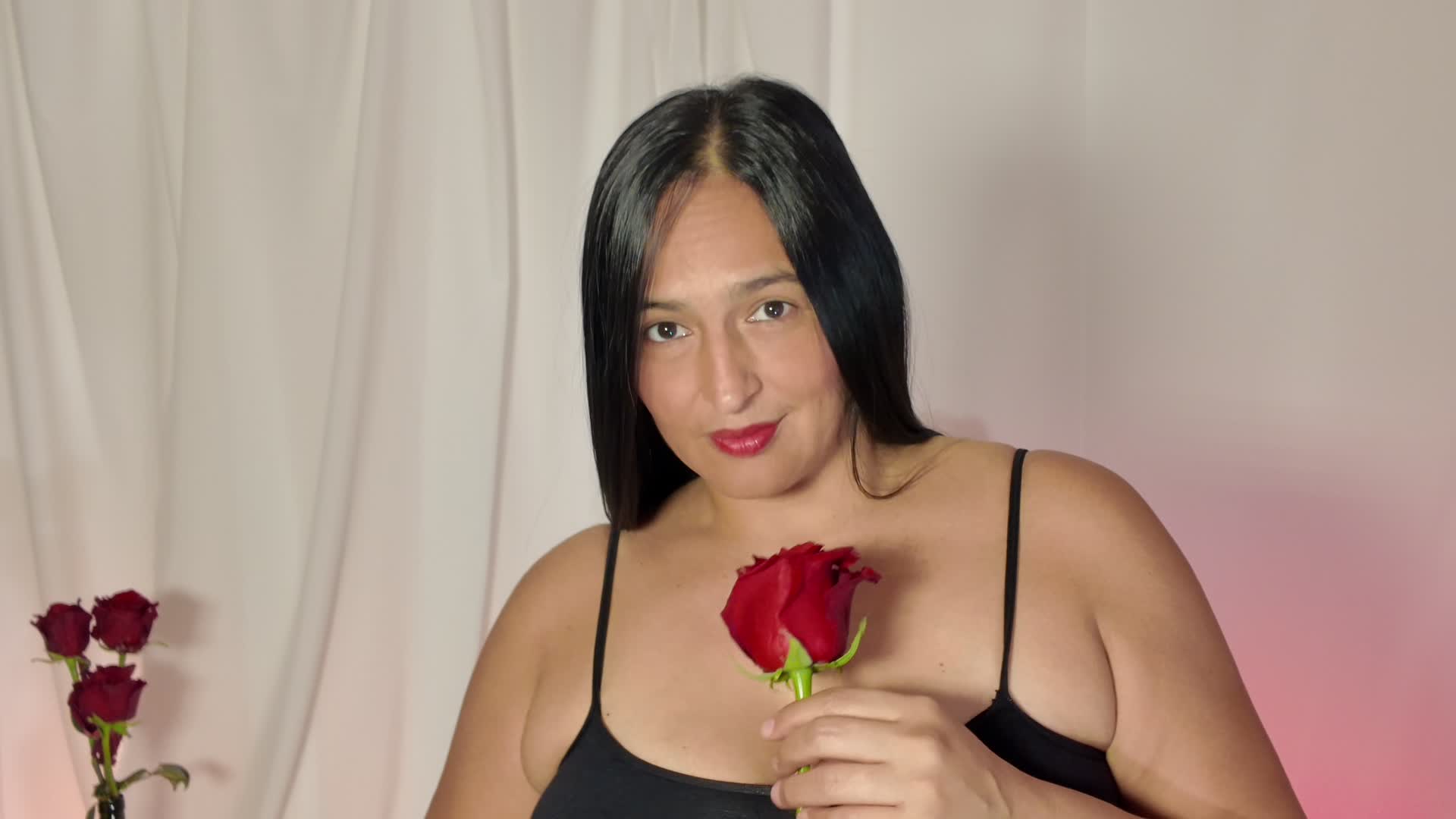 Image 11 of LucineArias, female webcam model, 30 years old, on live webcam