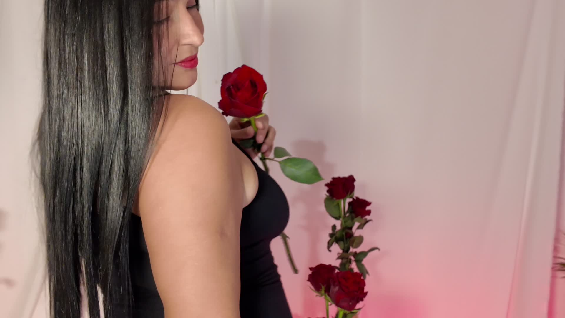 Image 14 of LucineArias, female webcam model, 30 years old, on live webcam