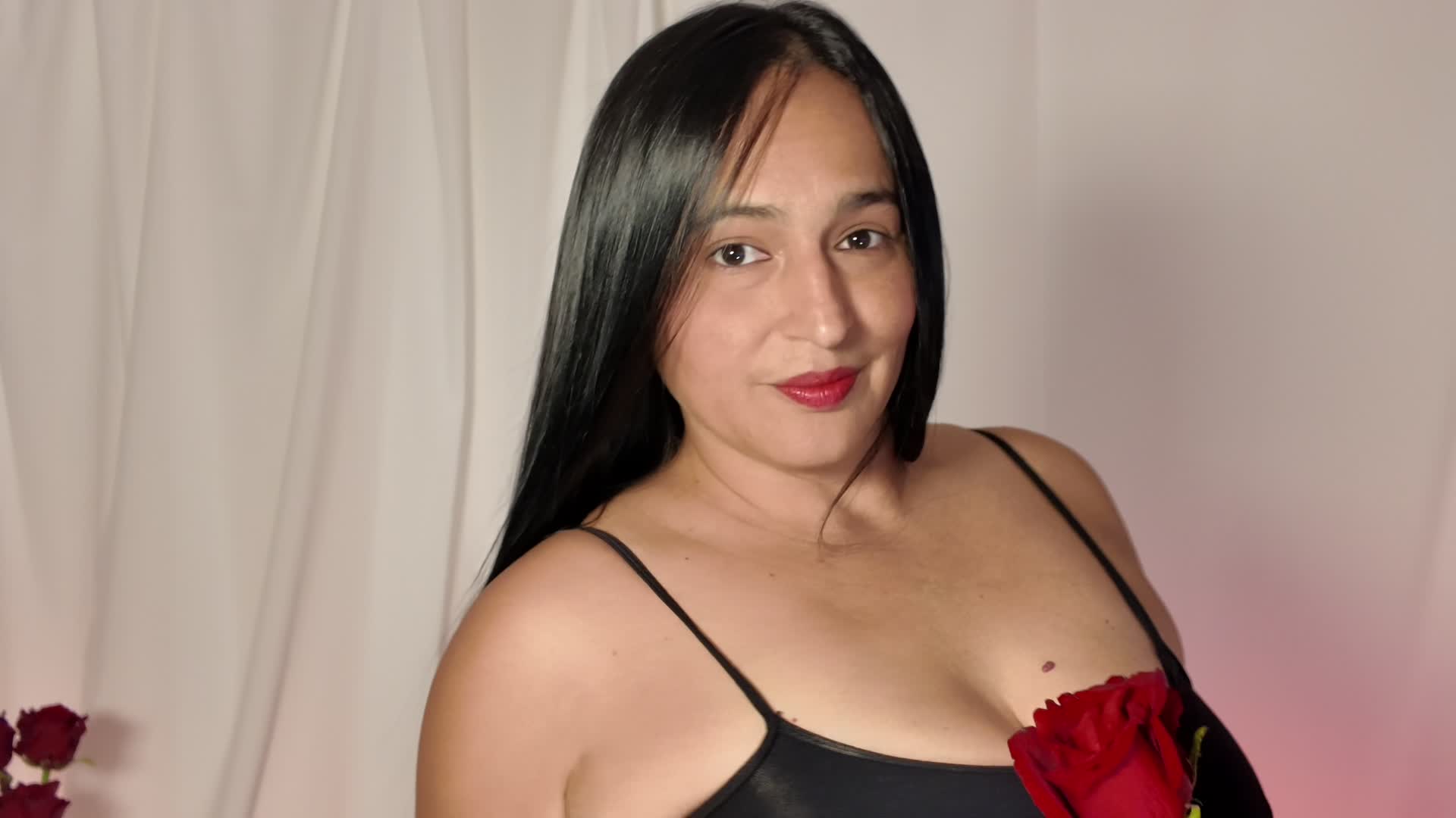 Image 15 of LucineArias, female webcam model, 30 years old, on live webcam