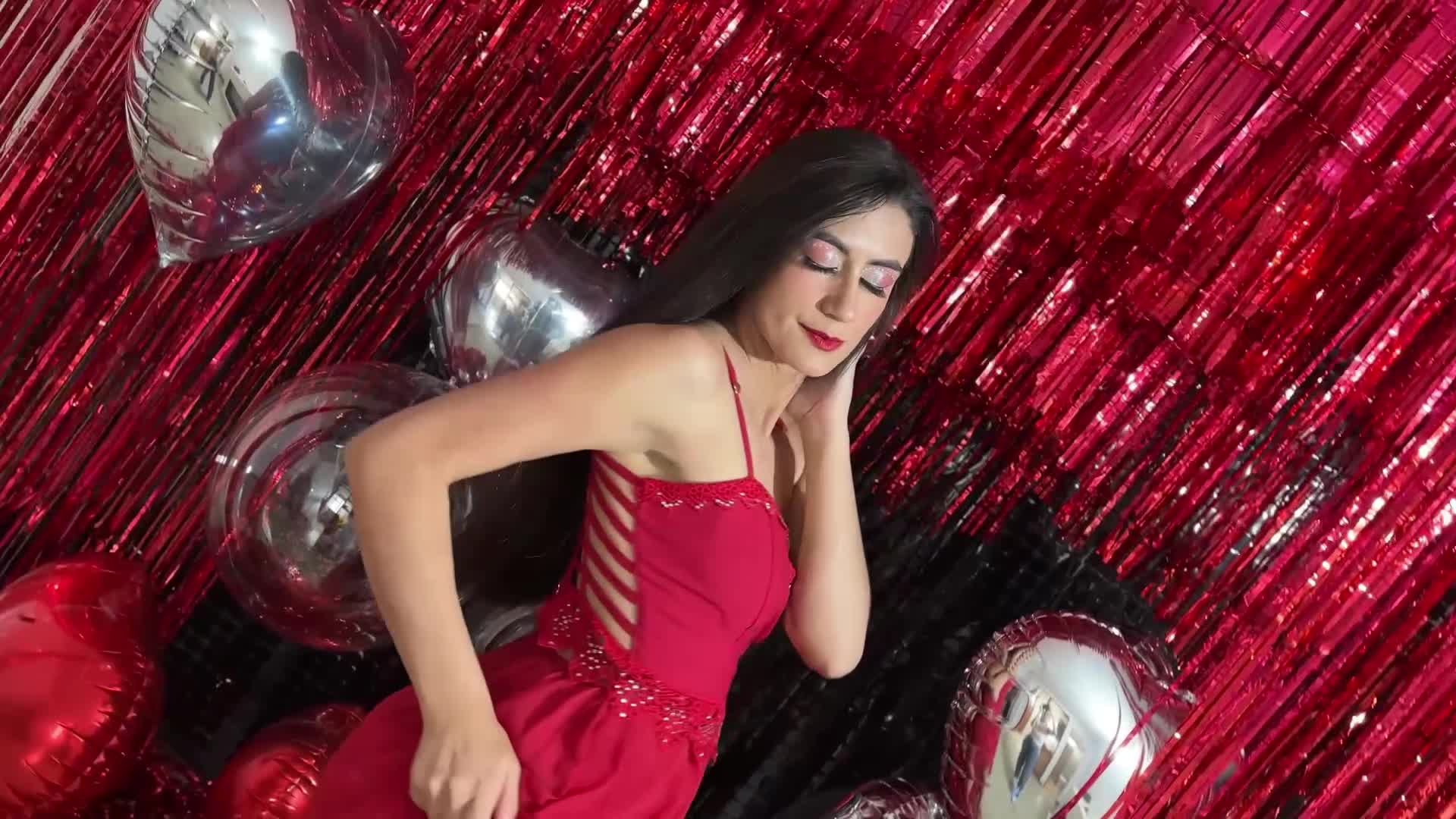 Image 6 of SophieGomez2, female webcam model, 29 years old, on live webcam