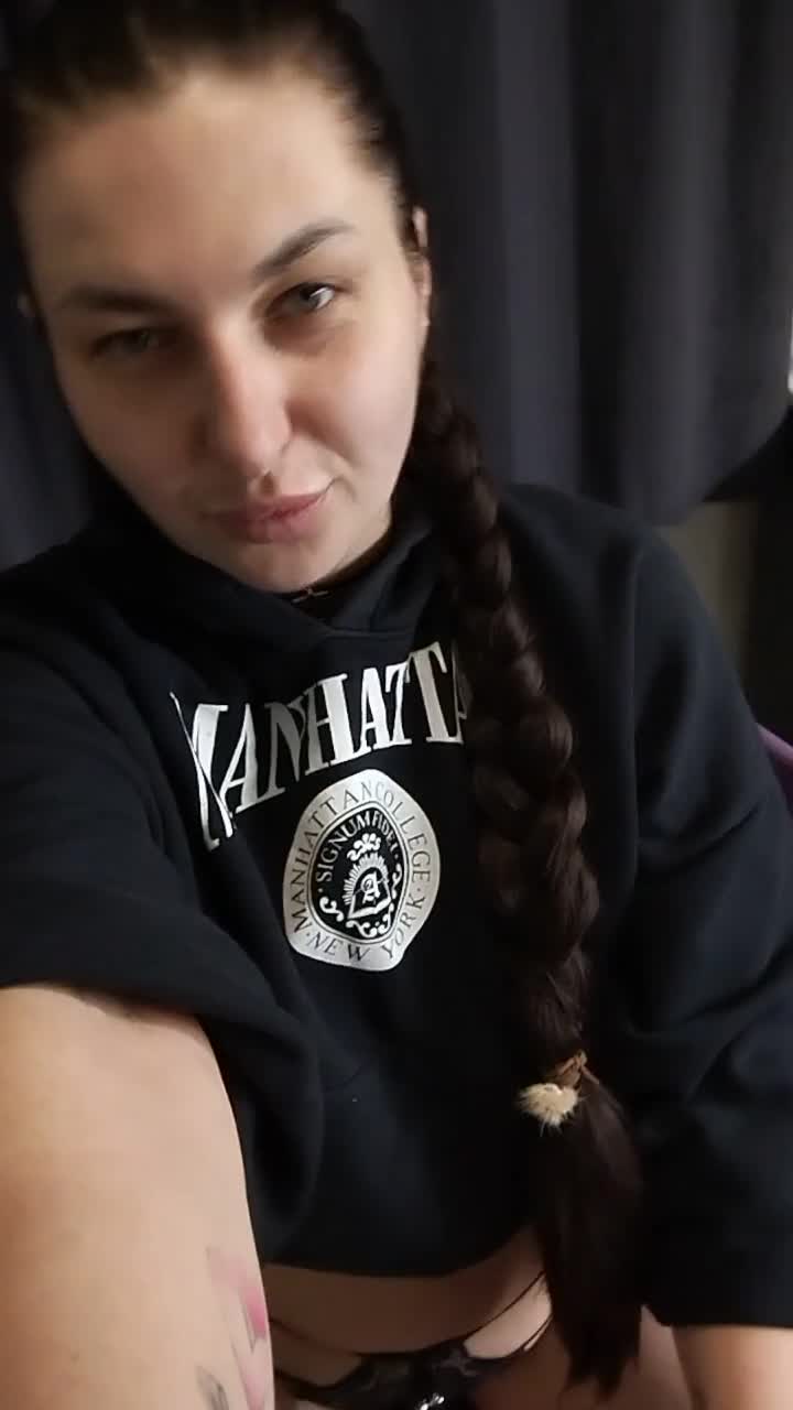 Image 9 of MonicaMilf, female webcam model, 35 years old, on live webcam