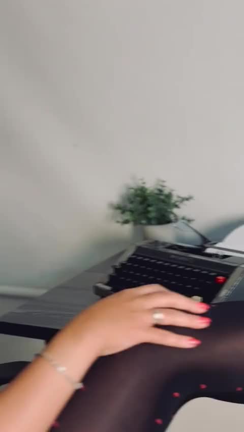 Victoria-Collins Gallery Image 10