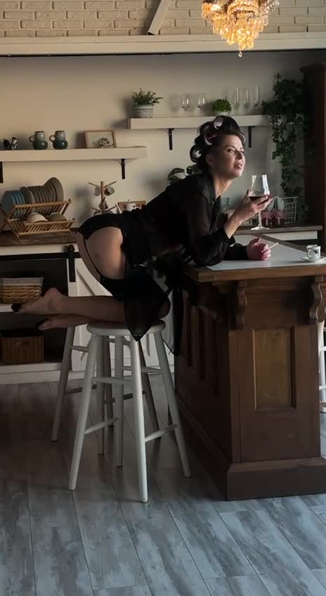 Image 1 of LinaaJoy, female webcam model, 38 years old, on live webcam