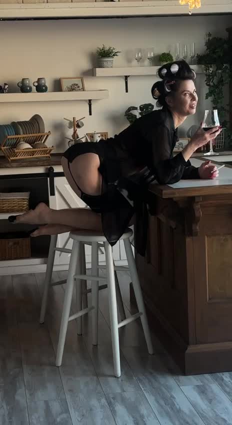 Image 2 of LinaaJoy, female webcam model, 38 years old, on live webcam