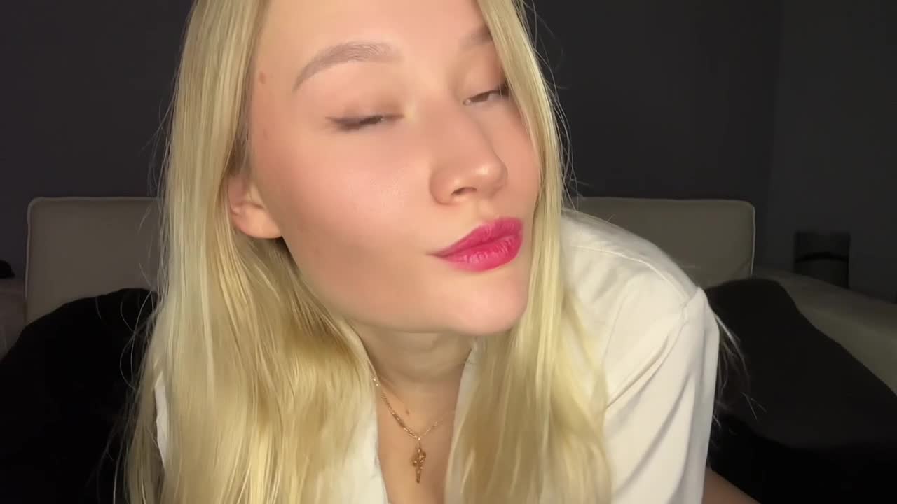 Image 8 of AnnaNolan, female webcam model, 20 years old, on live webcam