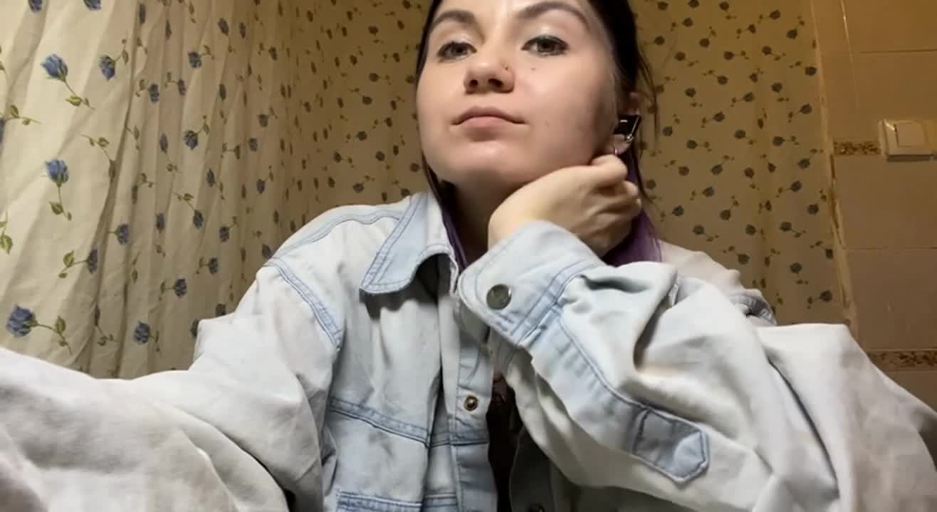 Image 15 of NakitaBayardo, female webcam model, 18 years old, on live webcam