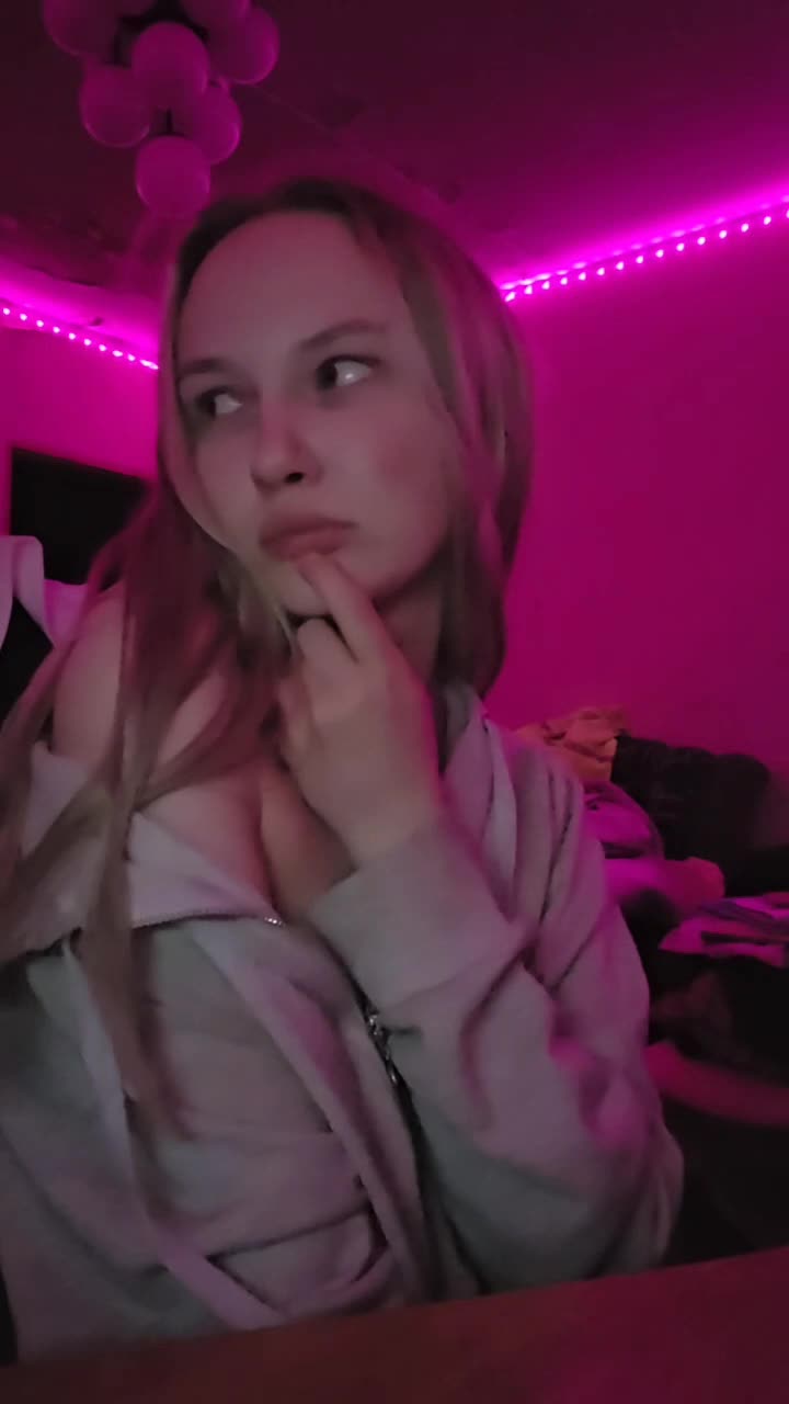 Image 2 of MilagroKailey, female webcam model, 18 years old, on live webcam