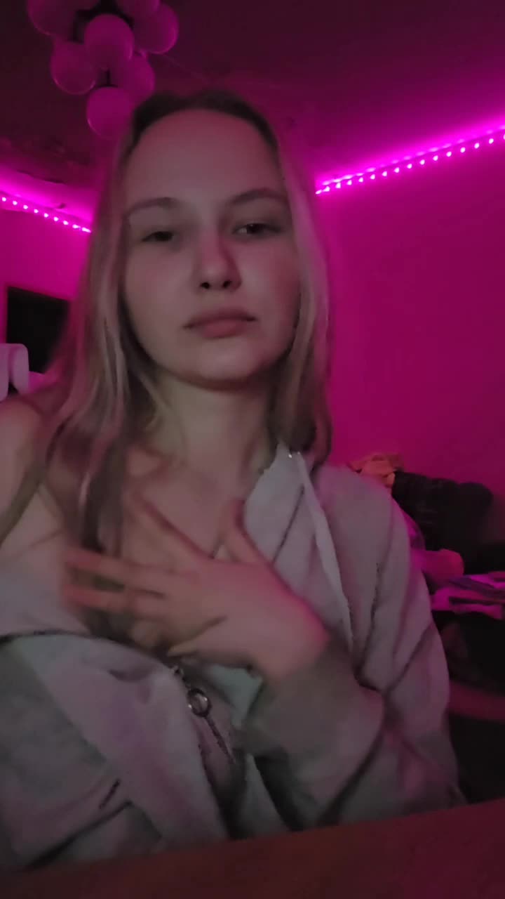 Image 3 of MilagroKailey, female webcam model, 18 years old, on live webcam