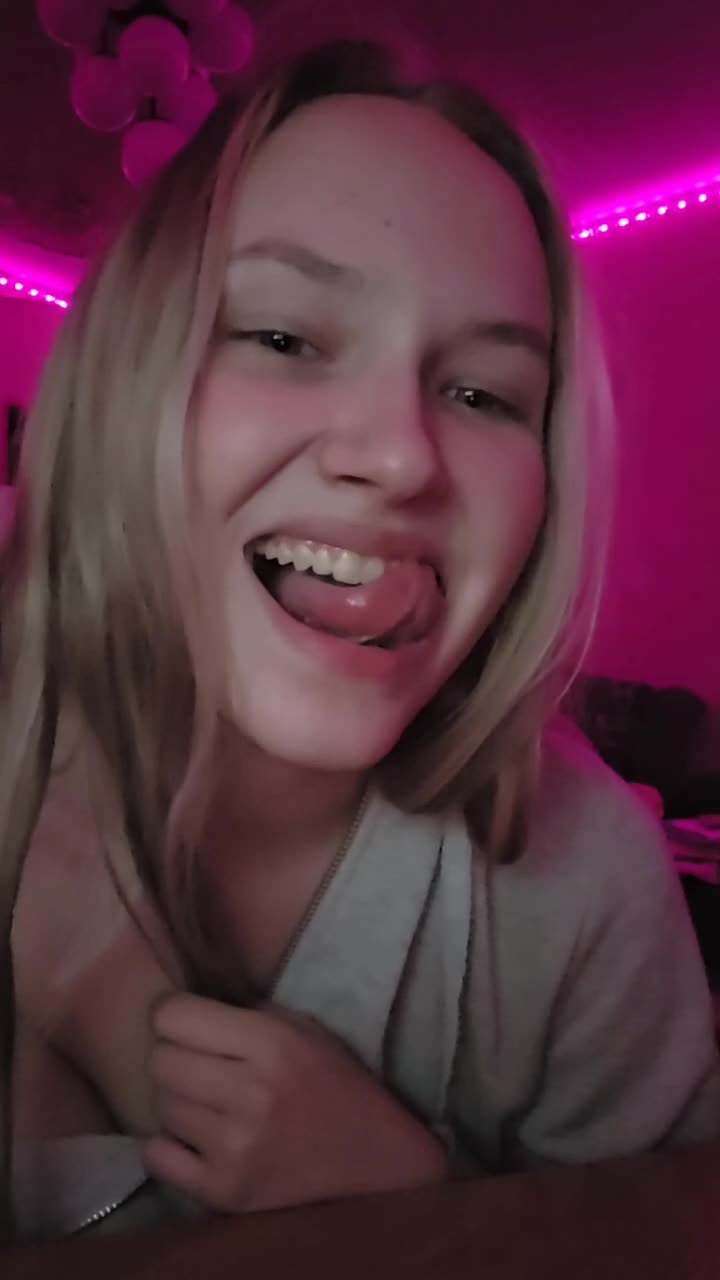 Image 6 of MilagroKailey, female webcam model, 18 years old, on live webcam