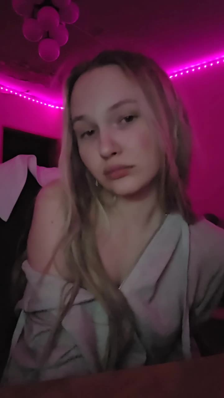 Image 7 of MilagroKailey, female webcam model, 18 years old, on live webcam