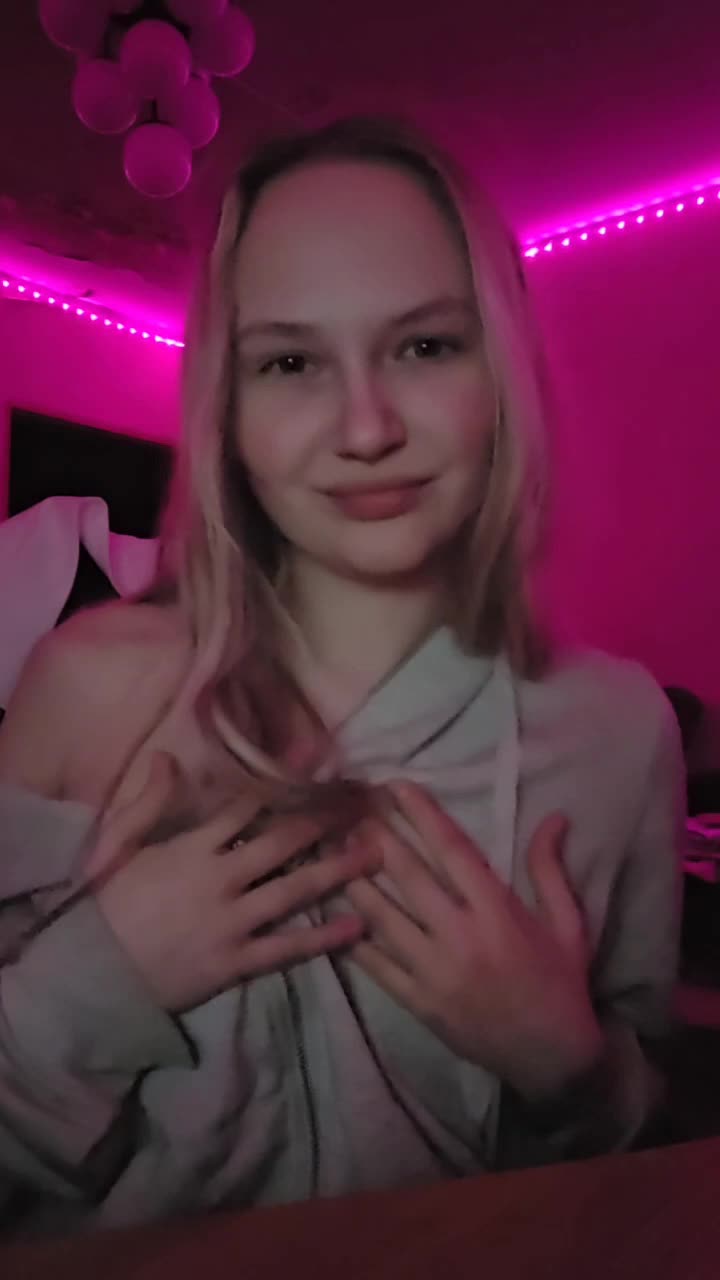 Image 8 of MilagroKailey, female webcam model, 18 years old, on live webcam