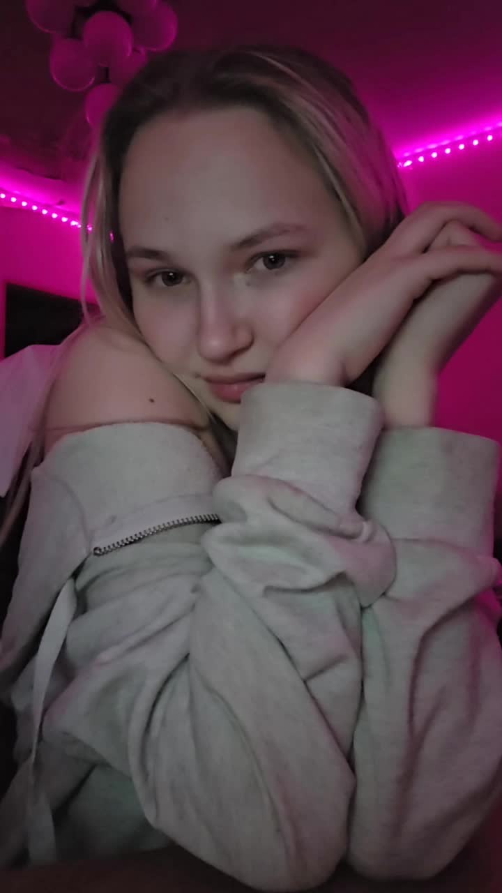 Image 9 of MilagroKailey, female webcam model, 18 years old, on live webcam