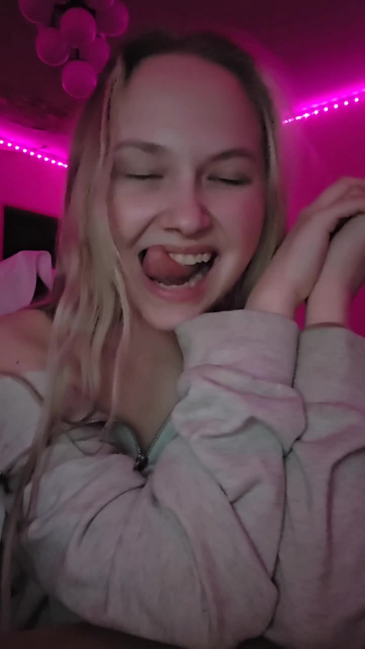 Image 10 of MilagroKailey, female webcam model, 18 years old, on live webcam