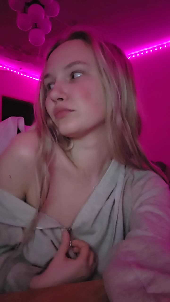 Image 11 of MilagroKailey, female webcam model, 18 years old, on live webcam