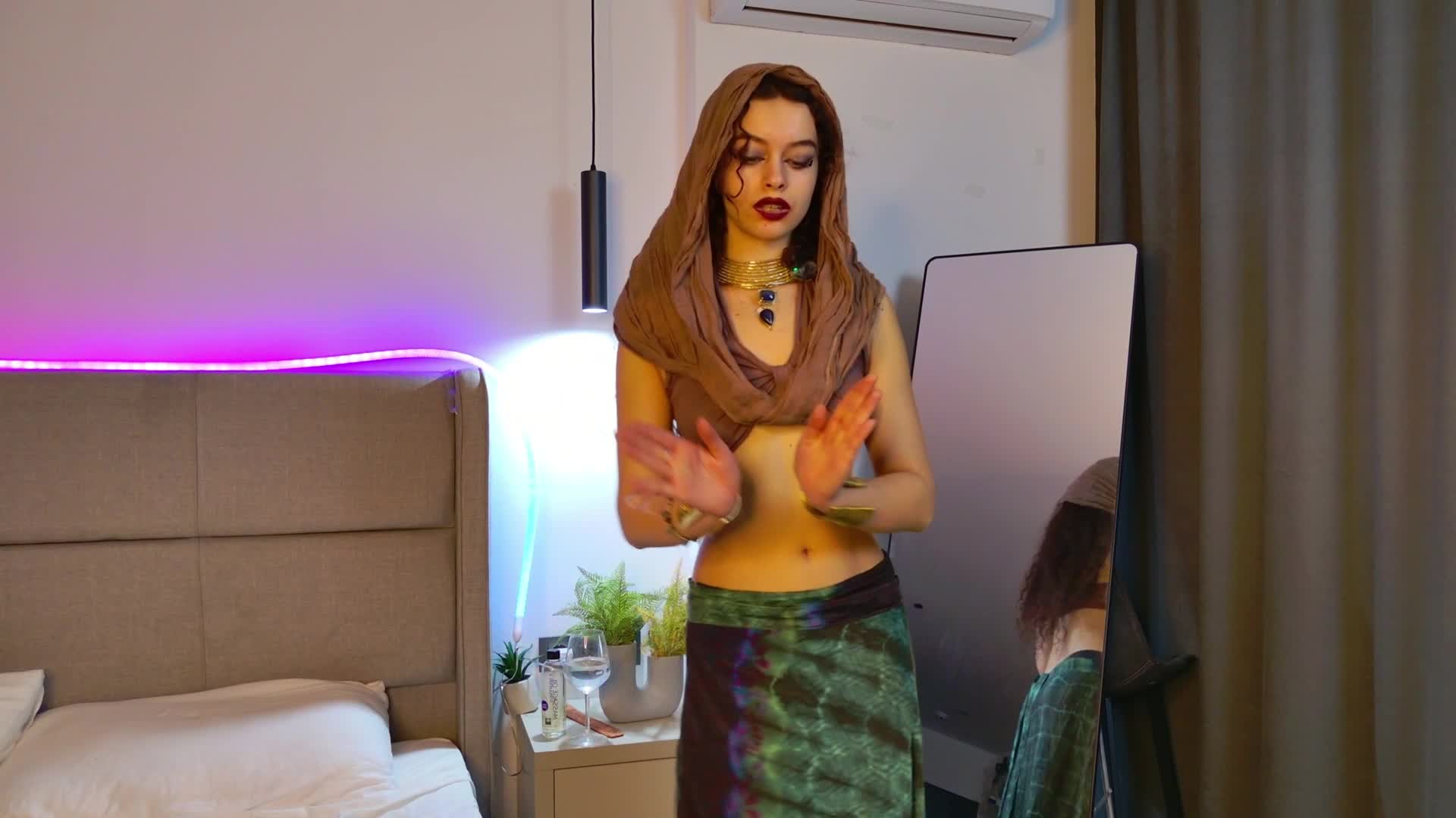 Image 1 of Lunessa, female webcam model, 19 years old, on live webcam