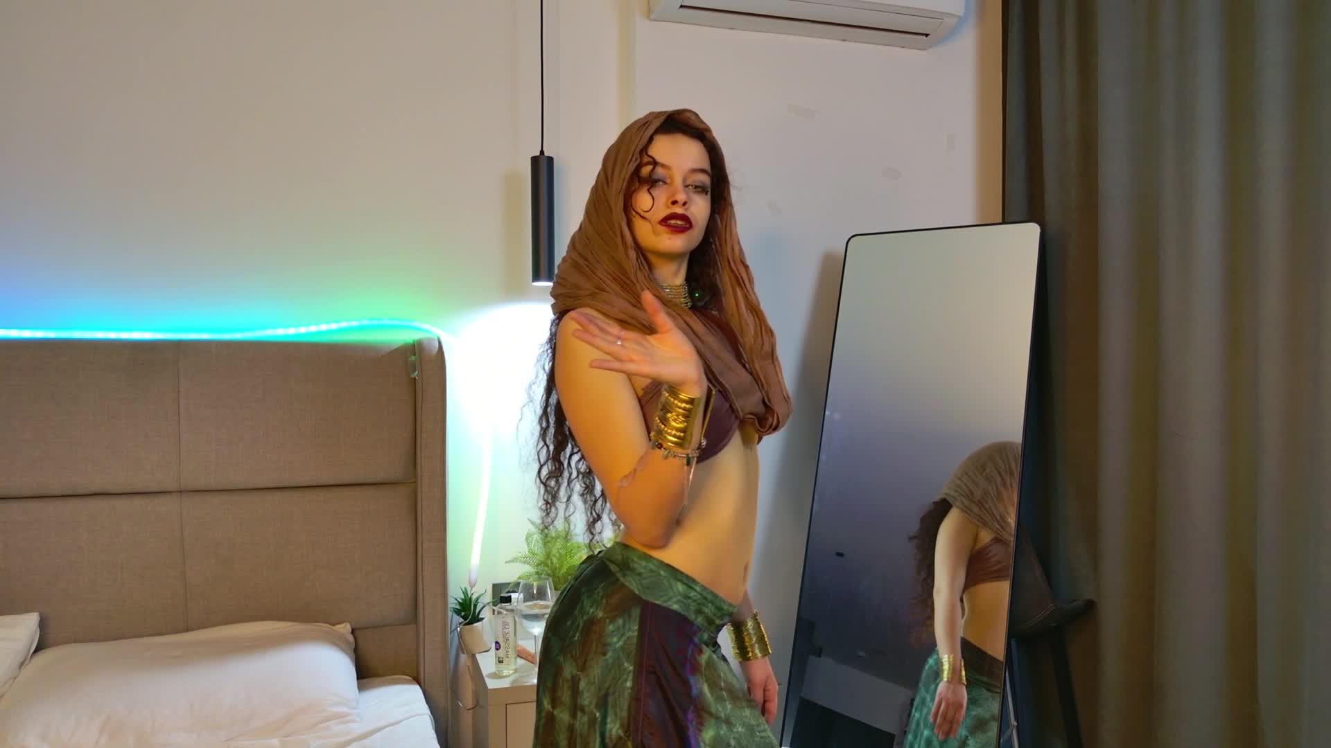 Image 5 of Lunessa, female webcam model, 19 years old, on live webcam