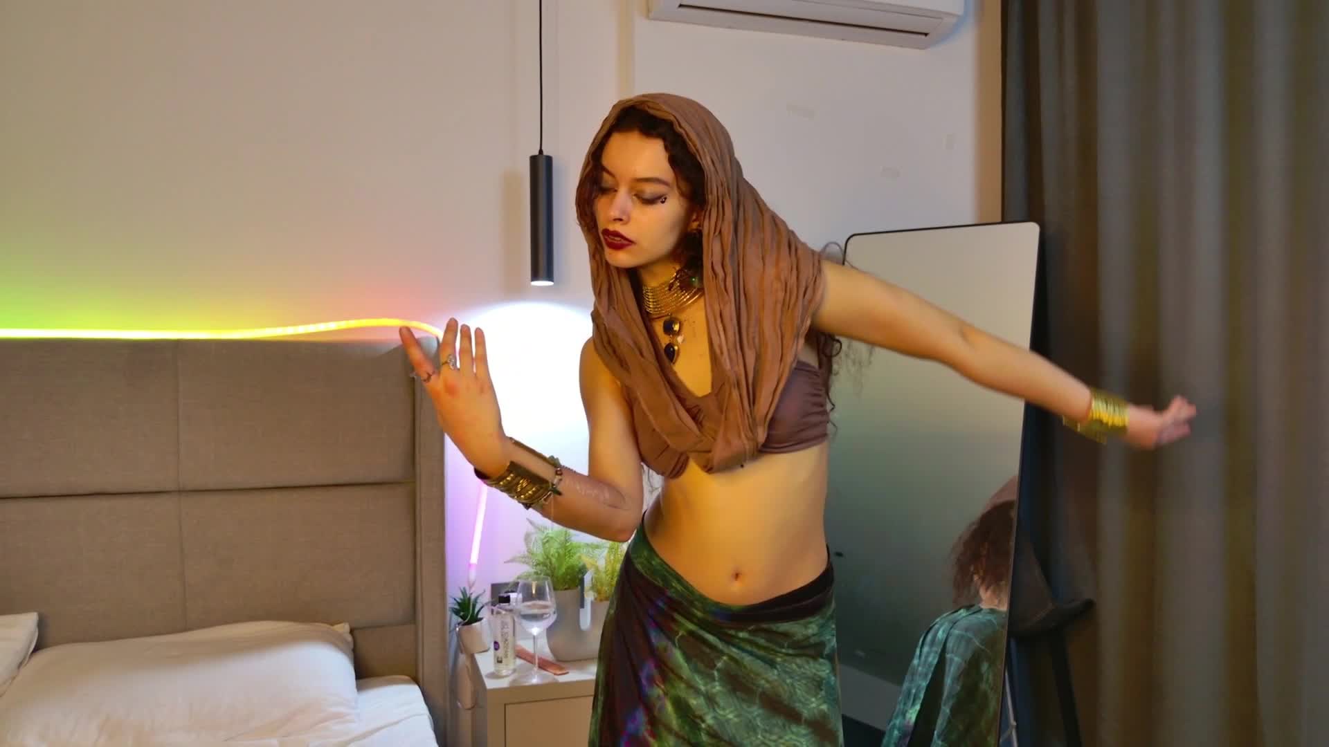 Image 6 of Lunessa, female webcam model, 19 years old, on live webcam