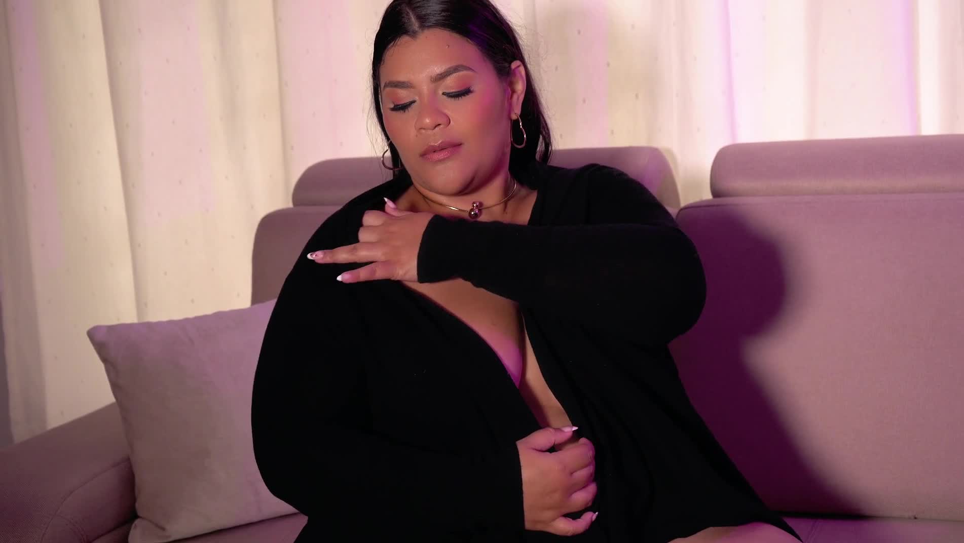 Image 80 of SelennaCooper, female webcam model, 37 years old, on live webcam