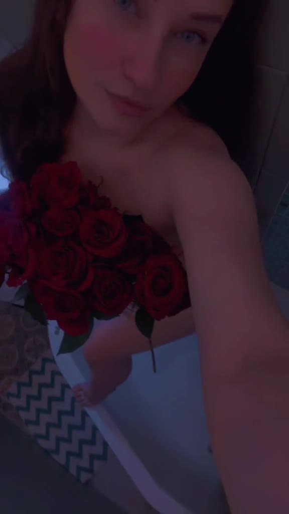 Image 8 of LolaXXX1, female webcam model, 25 years old, on live webcam