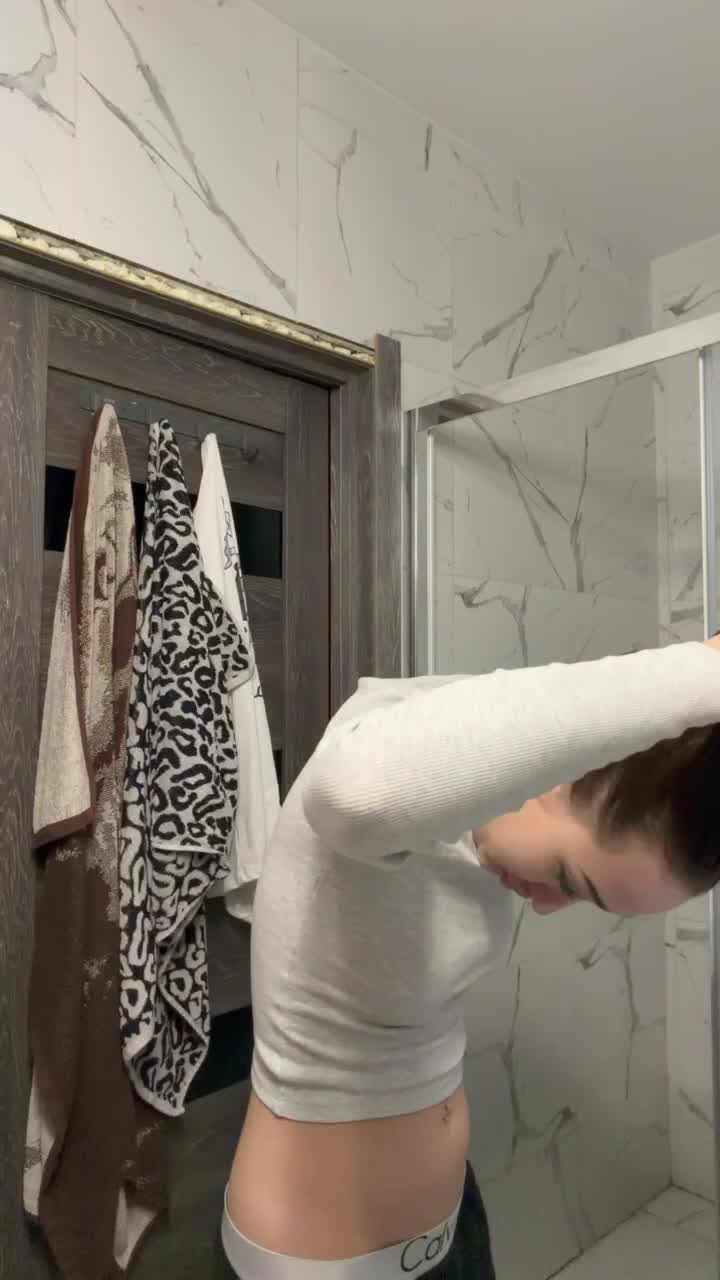 Image 60 of miaporshe, female webcam model, 18 years old, on live webcam