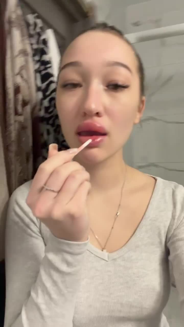 Image 65 of miaporshe, female webcam model, 18 years old, on live webcam