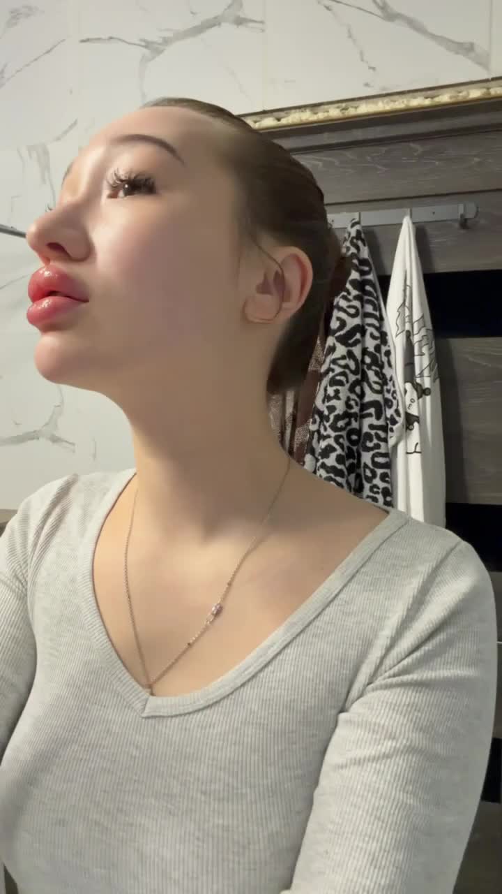 Image 70 of miaporshe, female webcam model, 18 years old, on live webcam